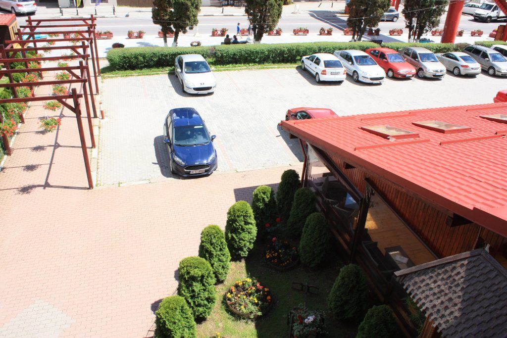 Vedere spre bulevardul principal din Bușteni, din curtea hotelului